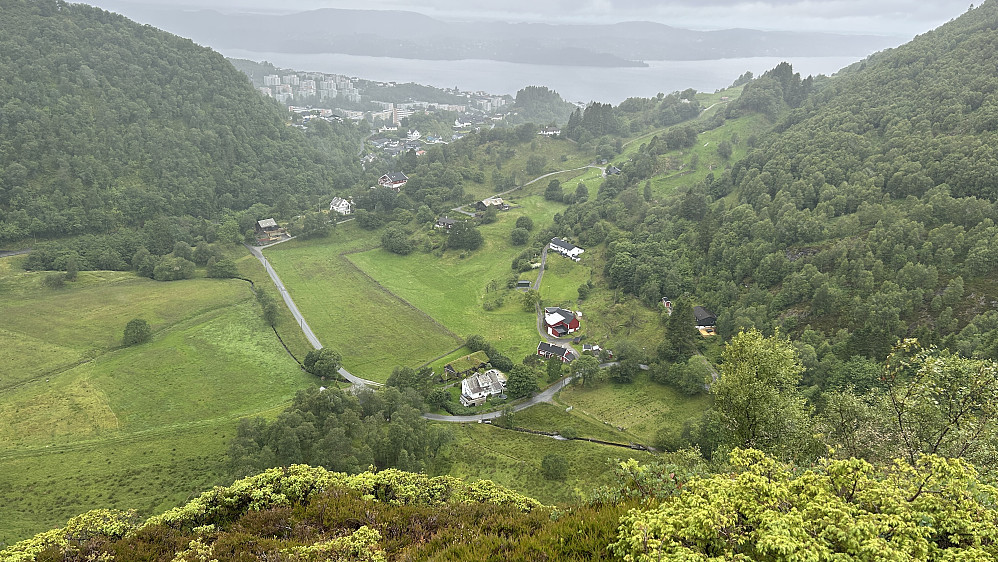 Bratt ned mot gården Hitland!