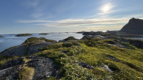 Fint ute på sørvestsiden av Husøya. Foto mot vest