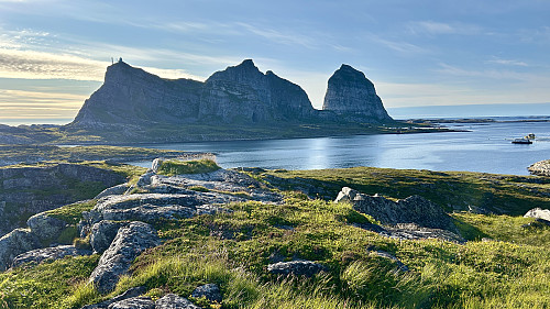 Høyest på Husøya 45.9 moh! Sanna med Trænstaven i bakgrunnen