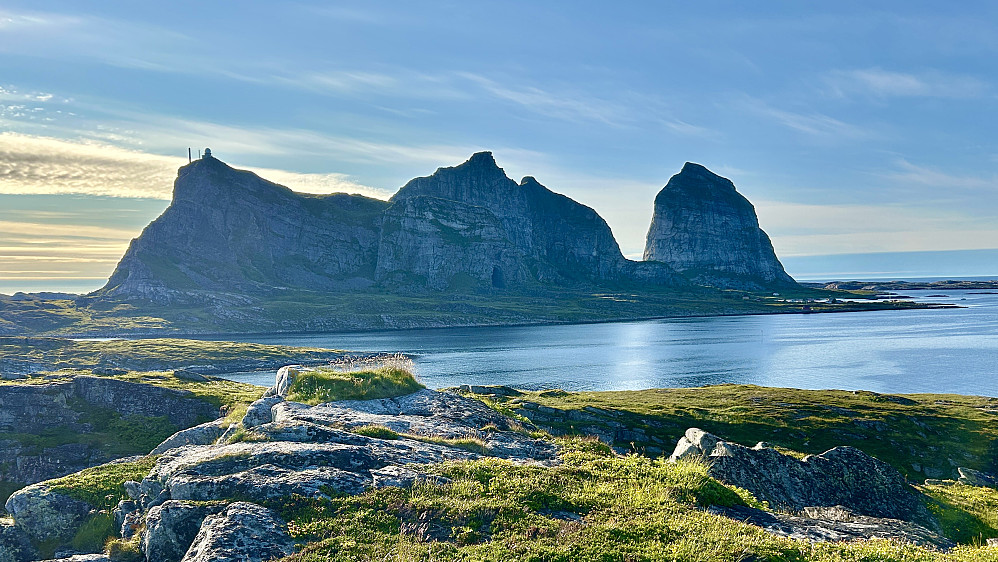De tre markerte toppene på Sanna. Lengst til høyre Trænstaven 338 moh - høyest i Træna kommune. Foto fra Husøya dagen før turen.