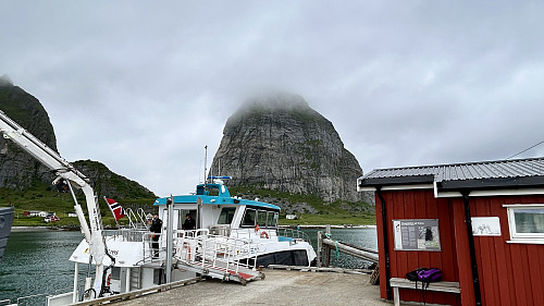 Lokalbåten Sanna ved kai på Sanna. Trænstaven har nattluen på!