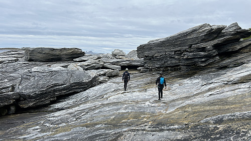 Vandring langs svabergene nord på Sanna