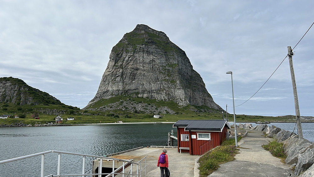 Retur med lokalbåten Sanna kl. 1430. Da hadde Trænstaven endelig tatt av seg hatten!