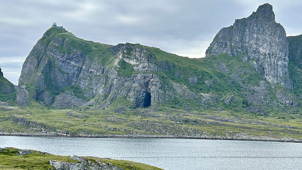 Kjerkhellaren på Sanna sett fra nordvest på Husøya