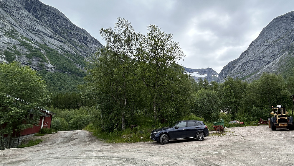 Parkering der anleggsveien starter. Dagens turmål Memaurtinden til venstre i bakgrunnen bak bjørketreet