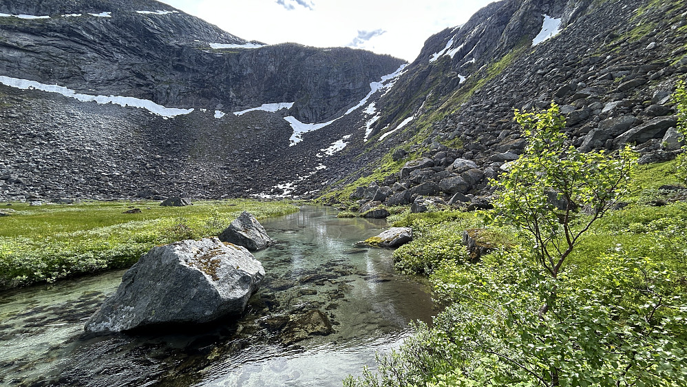 Rennen opp mot Hattvatnan i bakgrunnen midt i bildet. Steinur nederst, msr og mer snø høyere opp i rennen.
