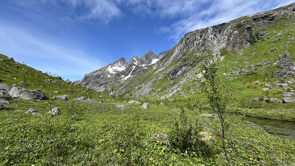 Fra Breivikdalsvatnet mot Småtindan