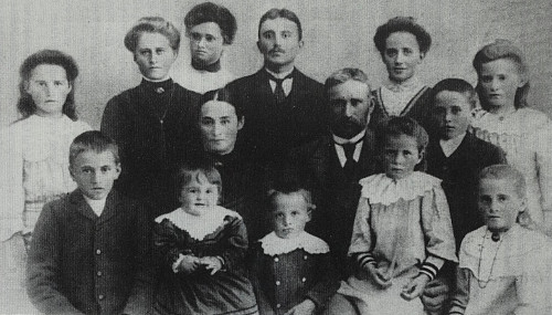 Bilde av familien på Landfall noen år etter Verdalsraset. De yngste barna i bildet ble født etter raset