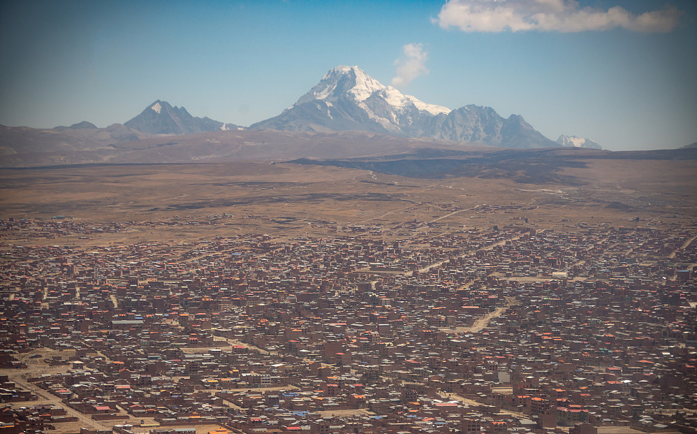 Like før landing på verdens høyeste internasjonale flyplass på Altiplano-platået (4060moh). Byområdet El Alto sees nærmest