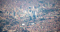 Høyhus å skyskrapere preger dalbunnen. La Paz og Bolivia generelt ligger i ett utsatt område for jordskjelv og La Paz forventer å oppleve ett jordskjelv på over 8.0 en gang det neste århundret. Allikevel har ikke byen noe regelverk på bygging av høyhus i forhold til jordskjelv, som det eneste landet og byen i Sør-Amerika