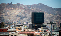 Den nye kongressbygningen i La Paz ble åpnet i august 2021, under to år etter at presidenten som beordret byggingen ble kastet ut av landet etter voldelige opptøyer i byen som krevde livet til titallsvis av mennesker og hvor tusener ble skadet i gatene rundt regjeringsbyggene.
