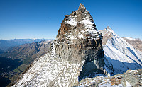 Toppen Tete du Lion (3713m og skaret mellom den og Matterhorn