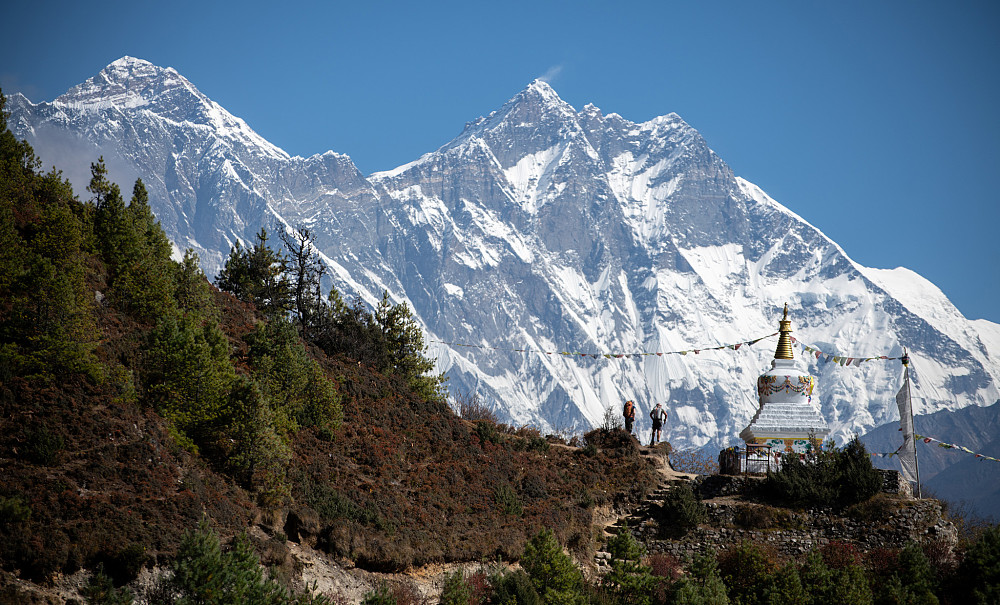 Mathias og Endre ser på utsikten mot Lhotse (t.h.) og Everest (t.v.)