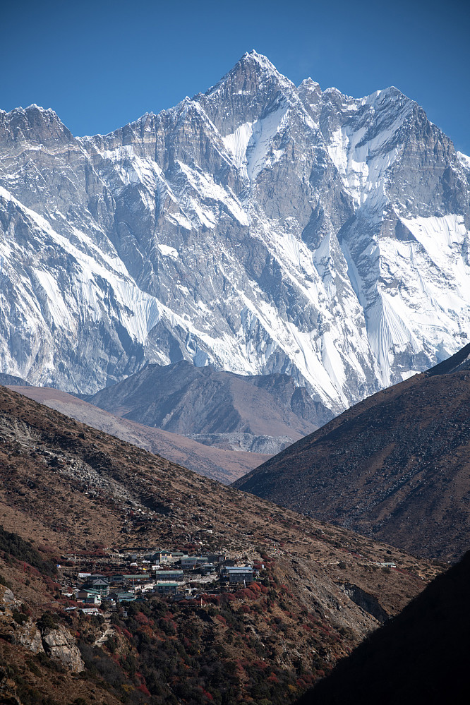 Bygda Shomare (4000m) med Lhotse (8516m) i bakgrunnen