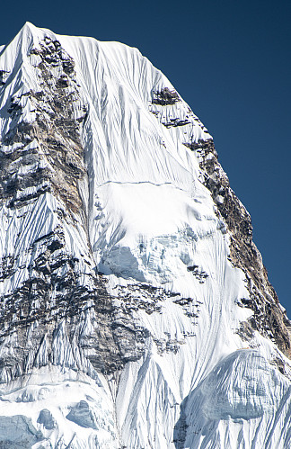 Serac'en "Dablam" sees hengende med en tydelig sprekk i øvre del, lengre ned til høyre sees de gule teltene i Camp 3