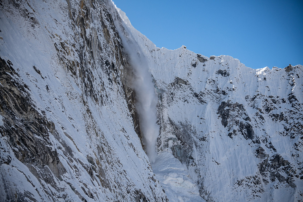 Snøras ned fra Ama Dablam