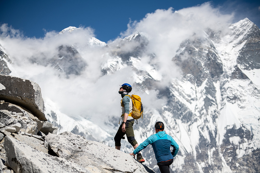 Mathias og Endre med Everest og Lhotse i bakgrunnen