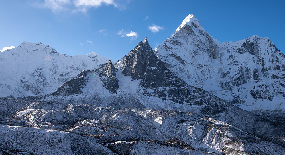 Amphu Gyabjen med Ama Dablam bak på høyre side