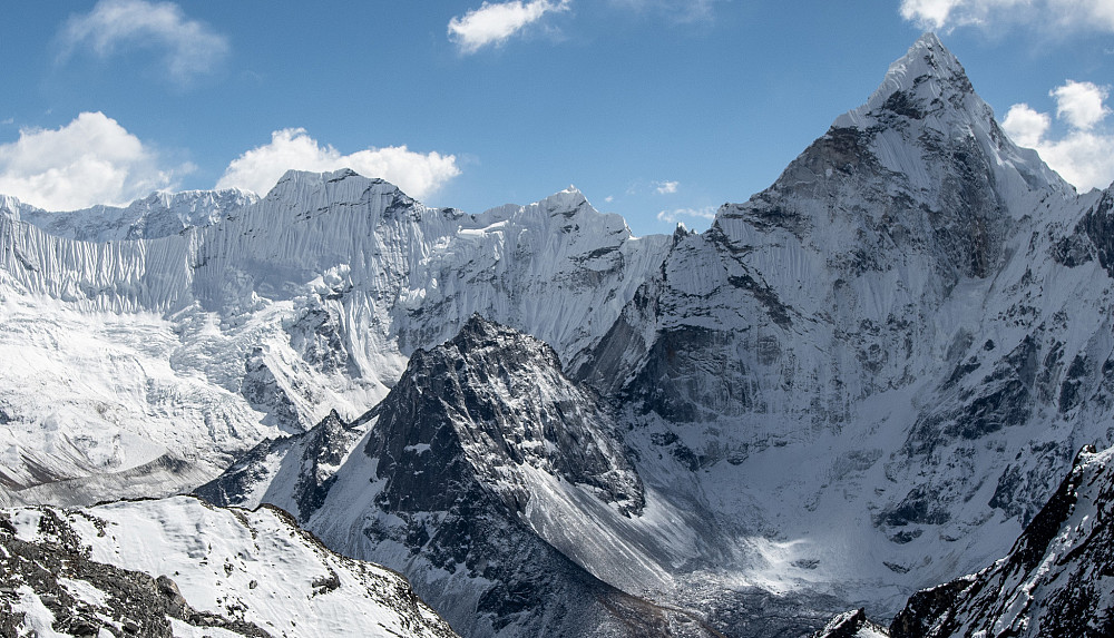 Dette perspektivet fra Pokalde viser bedre hvordan Amphu Gyabjen drukner i landskapet med Ama Dablam på sin høyre side