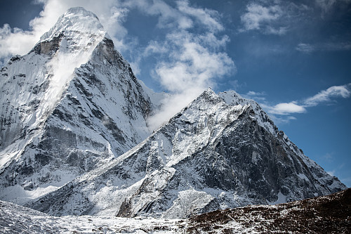 Ama Dablam til venstre, Amphu Gyabjen til høyre