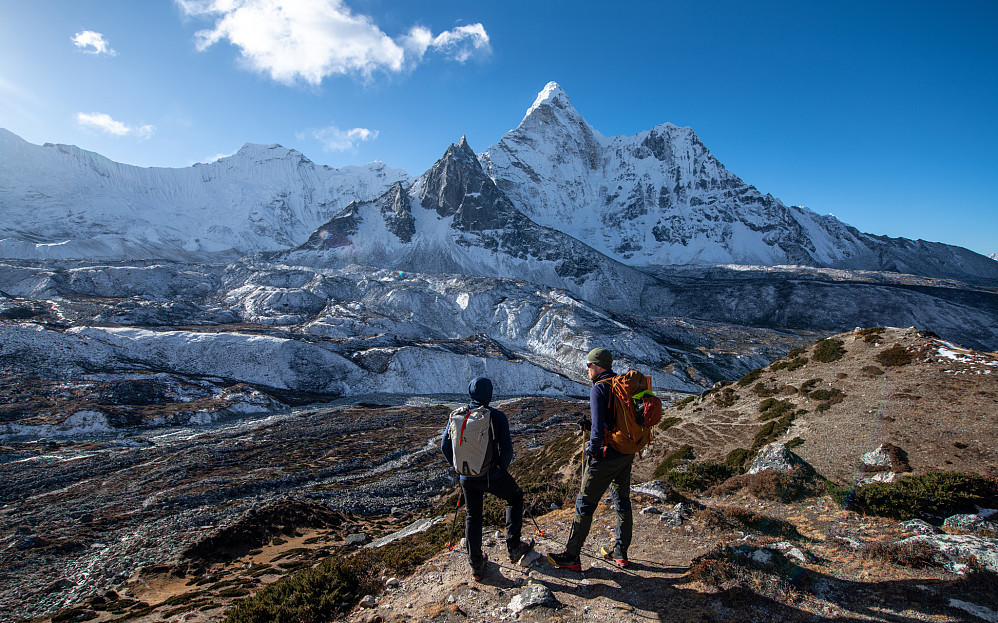 Endre og Mathias ser på Amphu Gyabjen som vi gikk noen dager før (Ama Dablam til høyre for Amphu Gyabjen)