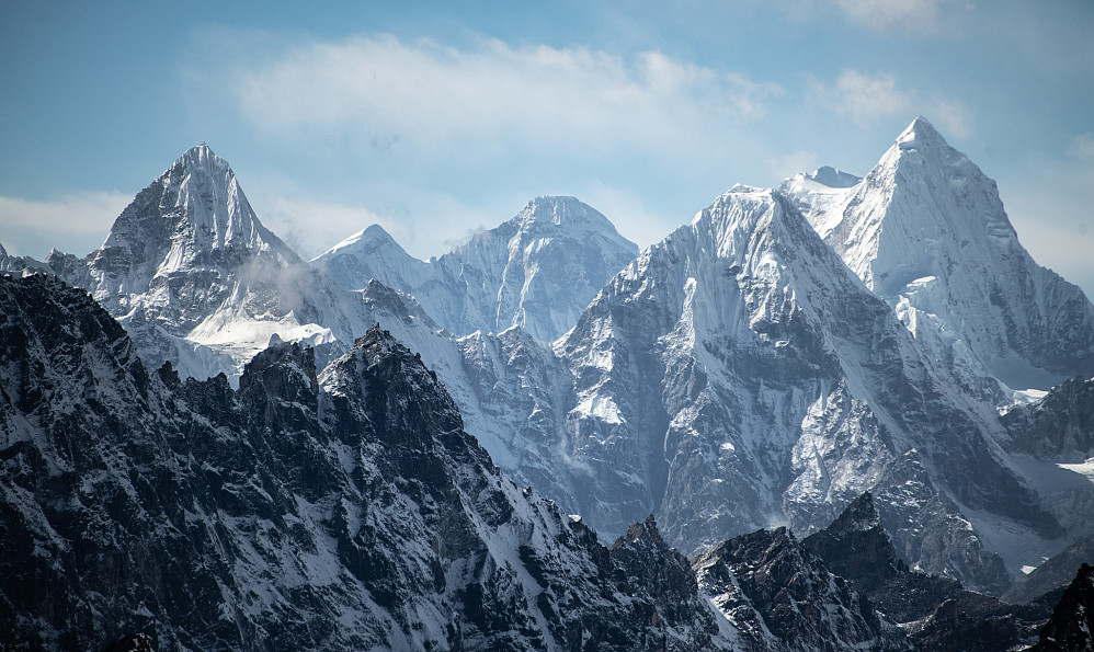 Drangnag Ri (6757m) høyest til venstre, Melungtse 7181m) høyest til høyre. Midt i, men i bakgrunnen; Gauri Sankar (7134m)