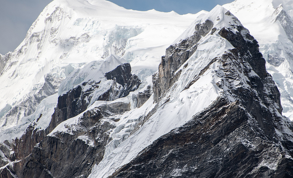 To personer kan sees på tur opp isbreen til Lobuche East
