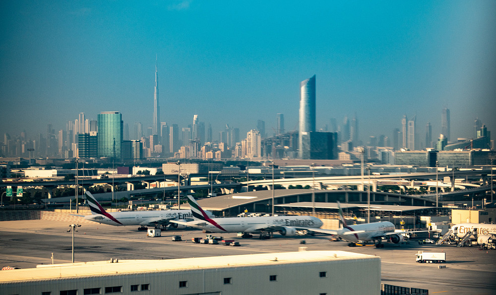 Skyline i Dubai sett fra flyplassen under take-off
