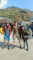 Meg, Mathias og Dawa etter landing i Ramechap på returen til Kathmandu