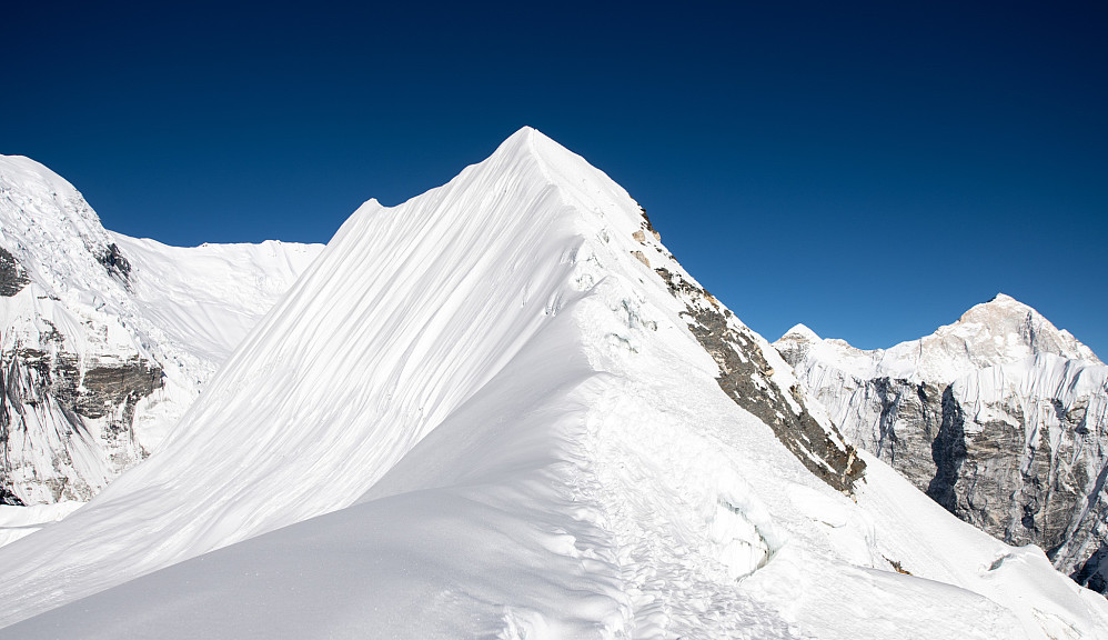 Siste kneik mot toppen med Makalu (8485m) til høyre
