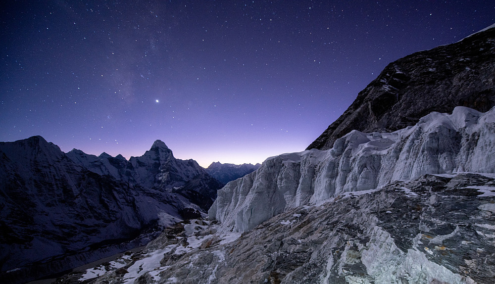 Nattbilde av brearm fra Island Peak. Melkeveien begynner å bli synlig over Ama Dablam