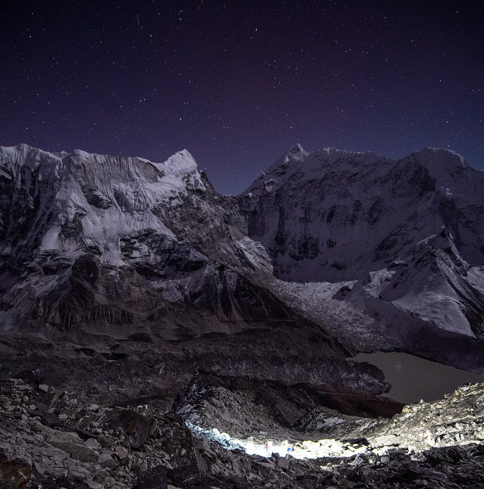 Lysene fra Endre og Mathias. I bakgrunnen vises skaret mellom Num Ri (6635m t.v.) og Kali Himal (6985m t.h.). Kali Himal er en fortopp til Baruntse (7152m), vårt neste mål