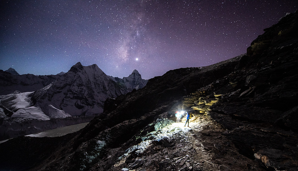 Mathias og Endre venter på fotografen (takker for tålmodigheten!). Melkeveiens sentrale deler er tydelige over Ama Dablam