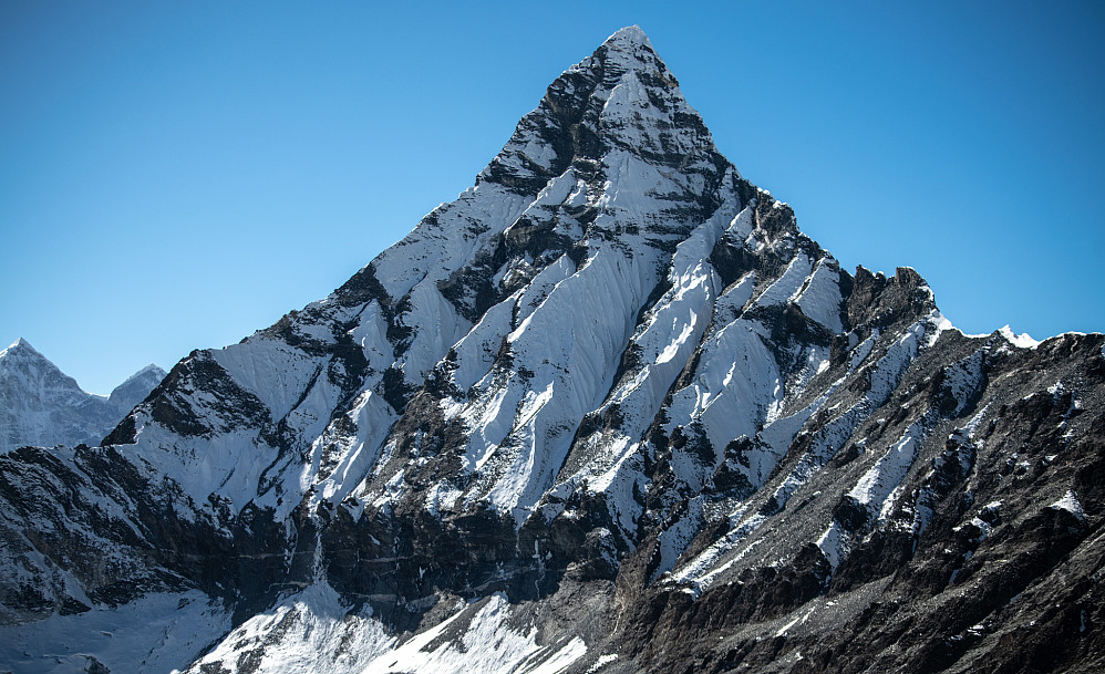 Ubesteget fjell på 6402m rett sørvest for passet