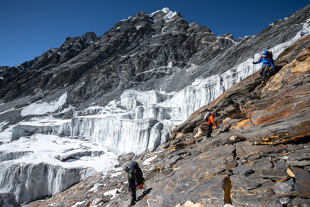 På tur ned fra Amphu Laptsa Pass med en raskt smeltende isbre i bakgrunnen