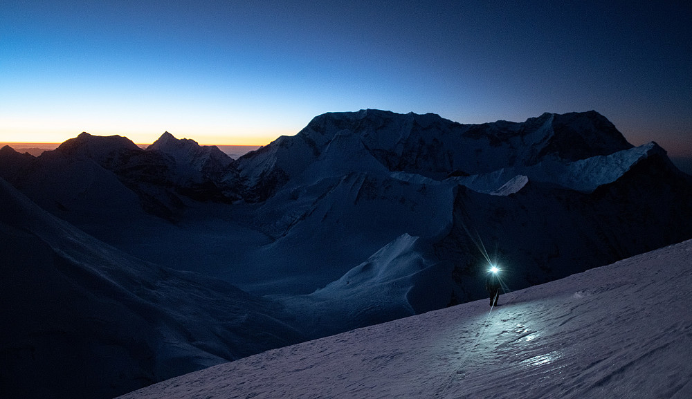 Mange timer seinere og med en mye kaldere kropp. Endre i bildet på rundt 6600/6700m med lys i øst