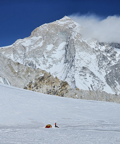 Endre utenfor teltet med Makalu i bakgrunnen
