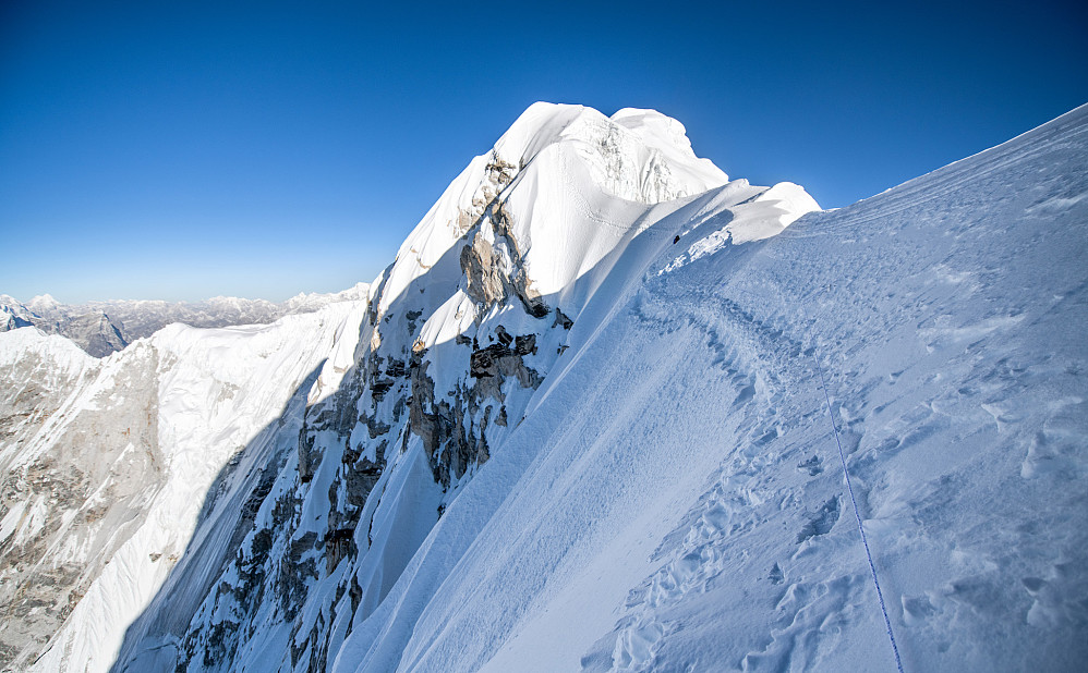 De mer utsatte partiene langs eggen på rundt 6950m