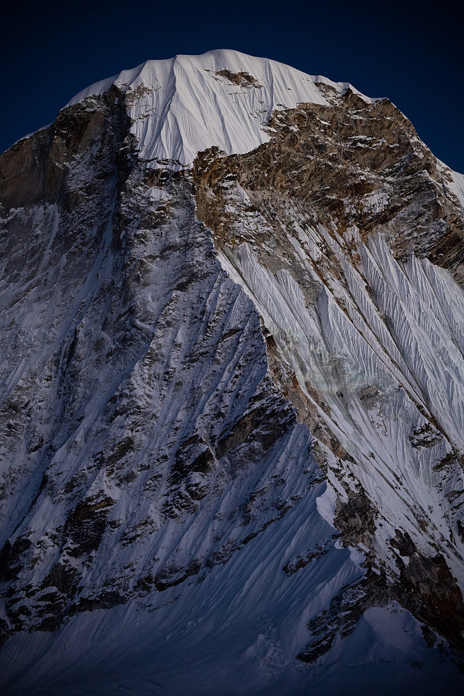 Hongku (6764m) skal ha blitt besteget ulovlig på 1980-tallet. Først offisielle førstebestigning ble gjort i 2015 av en Frensk ekspedisjon. Nye ekspedisjoner nådde toppen i 2019 og 2023