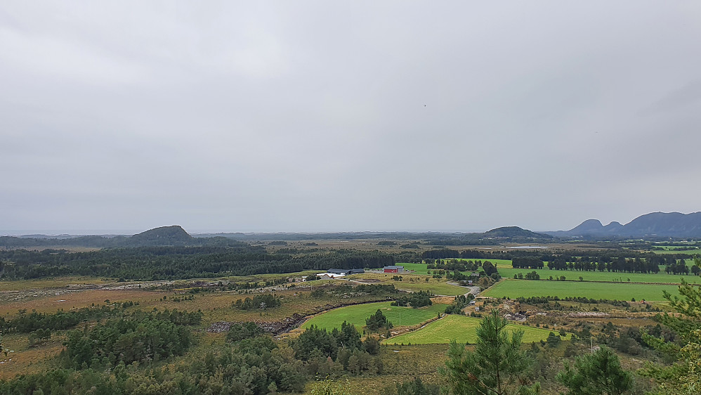 Utsikt mot Myrsteinen og Rambjørhaugen fra Stavikhaugen (Ulhaugen)