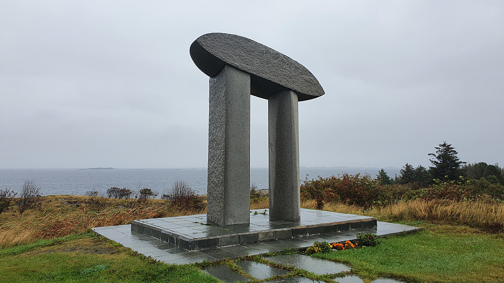 Roktamonumentet på Rindarøya (satt opp til minne om Roktaforliset i 1938).