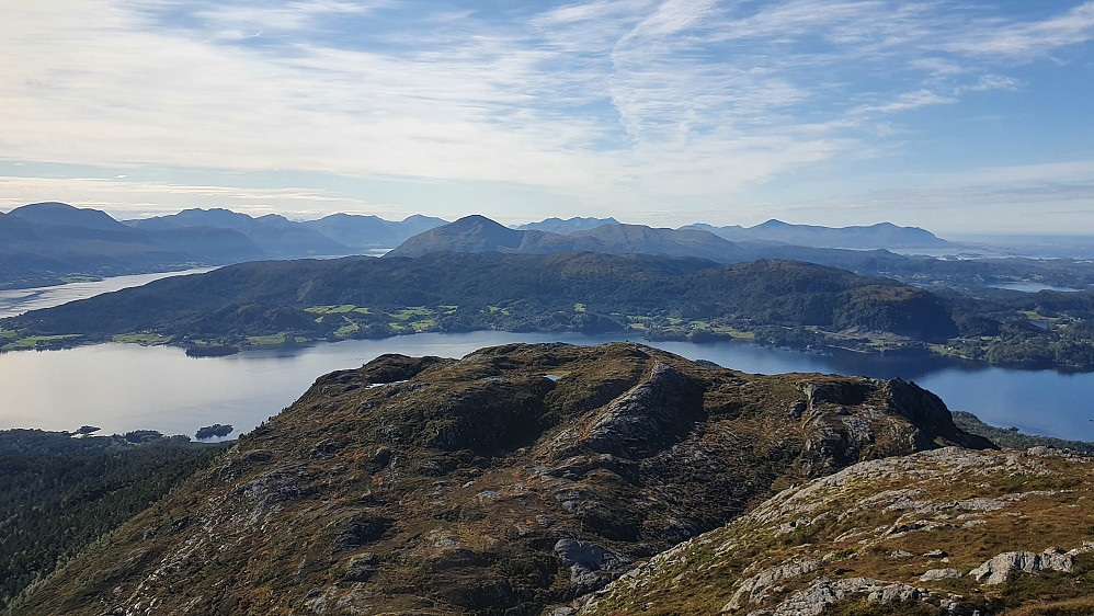 Lågfjellet foran Kvernesfjorden og Averøya