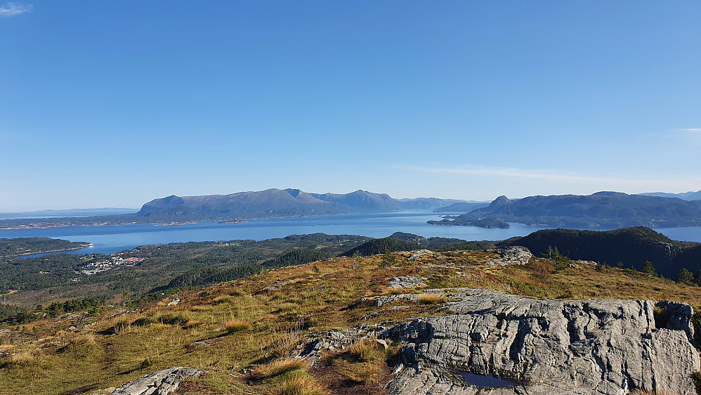 Tustna og Bremsneset på andre siden av fjorden