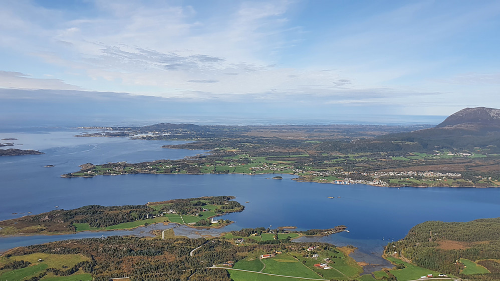 Ned mot  Vågøya og Hoem. Lenger bak Tornes og Bud.