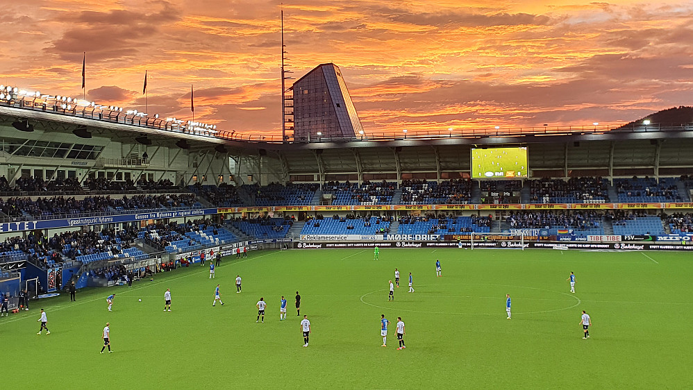 Dagen avsluttet på stadion med en veldig underholdende kamp mellom to gode lag. Magisk himmel som kulisse mot vest. 