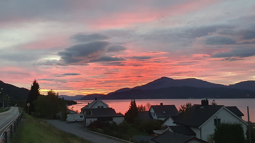Fin morgenhimmel på veg ut av Molde