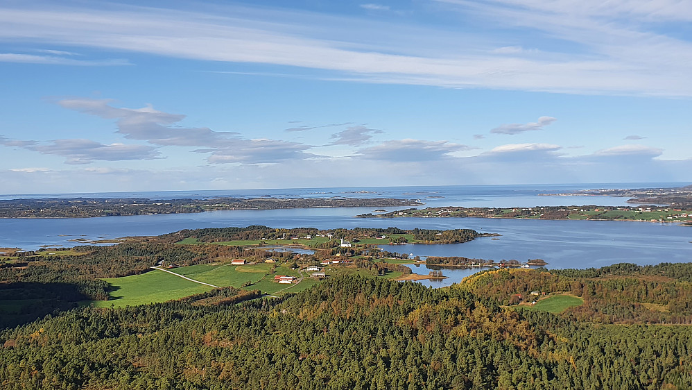 Ytre Hoem (Edvard Hoems hjemplass) og Vågøy nærmest (fra Store Rambjøra)