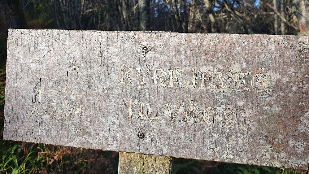 Her står det "Kyrkjeveg til Vågøy" (som jeg krysset her i Kjerkeskaret)