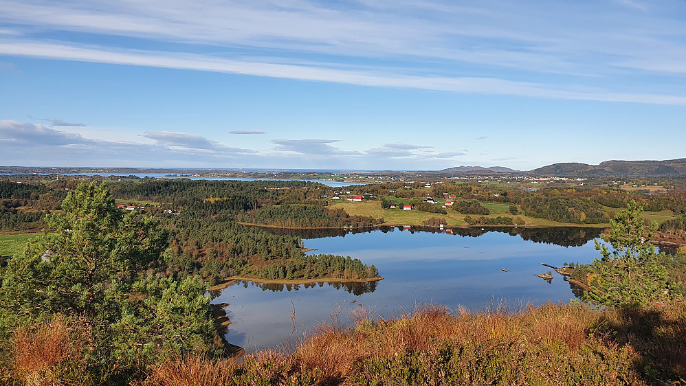 På Myrahaugen, over mot Indre Hoem 