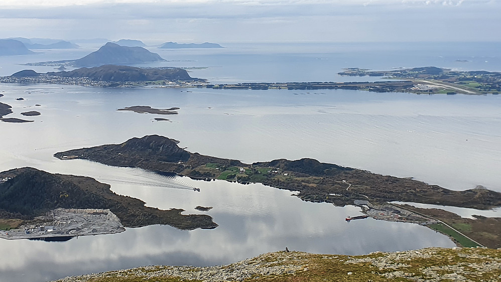Valderøya, Godøya og Vigra bak